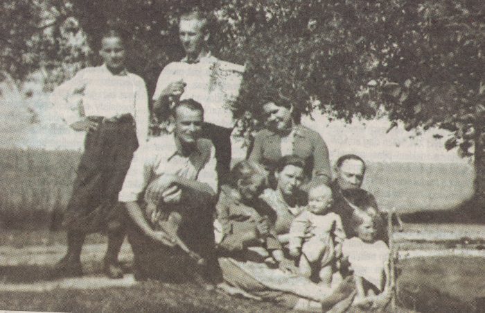 Przedwojenne zdjęcie rodziny Kotowskich. Pierwszy z lewej stoi syn Kotowskich, Stanisław, obok stoi drgi syn,Władysław. Trzeci syn, Czesław, siedzi pierwszy od lewej (ze skrzypkami). Obok Czesława siedzi Ewa Kotowska (patrzy w stronę dziecka). Na prawo od Ewy siedzi córka Krystyna (Krystyna trzyma swojego syna, Bogdana). Na prawo od Krystyny siedzi Józef Kotowski. Przed Józefem siedzi Krystyna (dziewczynka w białym ubraniu, córka Krystyny). Za Ewą, Krystyną i Józefem siedzi córka Anna.