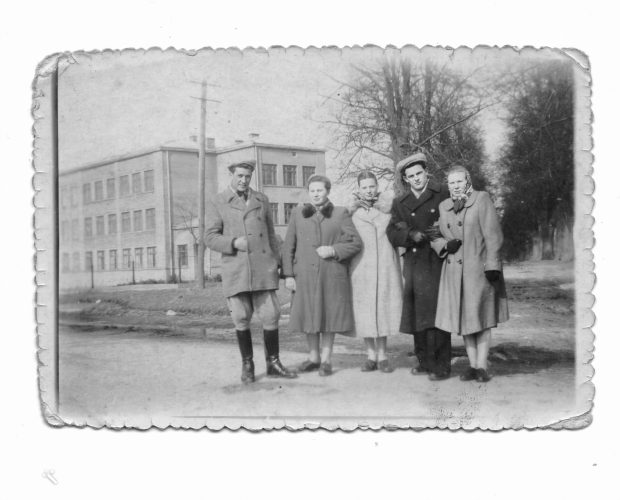 JAN AUGUSTYNIAK (pierwszy z lewej), syn zamordowanego FRANCISZKA AUGUSTYNIAKA, w towarzystwie znajomych.