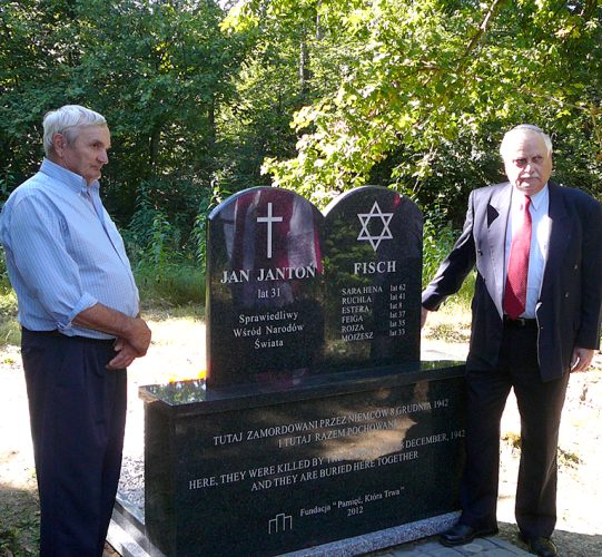 KAZIMIERZ JANTOŃ, syn zamordowanego JANA JANTONIA (z lewej) i ASHER ROTH, krewny zamordowanej rodziny FISCHÓW przy wspólnym nagrobku ofiar w Woli Brzosteckiej, 2012 rok.