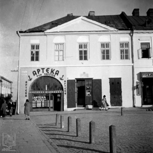 Kamienica pod adresem Rynek 15 („Dom Esterki”, „Dom Schipperów”), pod którą w czasie Holokaustu znajdowała się kryjówka żydowska, nazywana przez jej lokatorów „Bunkrem”. Podczas okupacji w budynku mieściła się apteka „Pod Nadzieją”.
