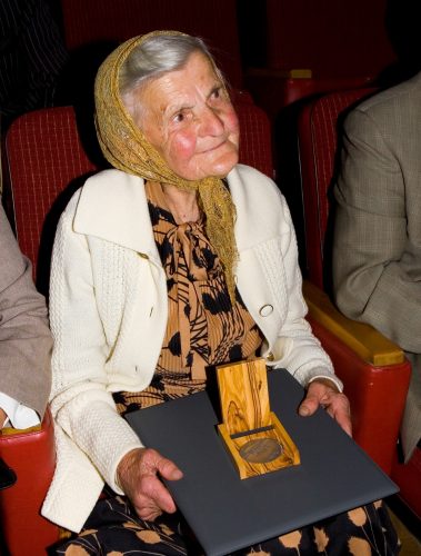 JÓZEFA SIUZDAK z domu KAZAK podczas ceremonii wręczenia medalu „Sprawiedliwy wśród Narodów Świata” w Krośnie w 2008 roku, pośmiertnie honorującej jej rodziców – KATARZYNĘ i SEBASTIANA KAZAKÓW.