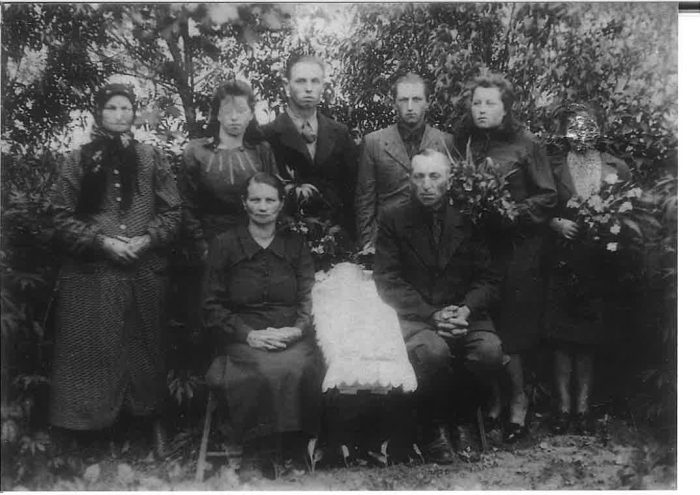 Stanisława Andrzejczyk (z lewej, dolny rząd) oraz jej mąż, zamordowany FRANCISZEK ANDRZEJCZYK (dolny rząd, z prawej), podczas pogrzebu półtorarocznego syna Tadeusza, 1941 rok. Powyżej nich od lewej: pani Krzystosiak, matka Stanisławy Andrzejczyk, oraz dzieci Stanisławy i Franciszka Andrzejczyków - Jadwiga Stachurska z domu Andrzejczyk, Edward Andrzejczyk, Henryk Andrzejczyk, Irena Borkowska z domu Andrzejczyk oraz Eugenia Pakeła z domu Andrzejczyk.