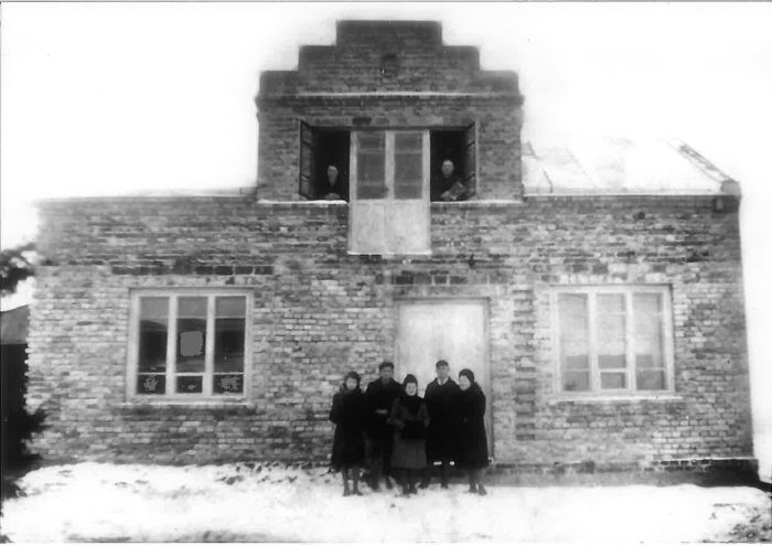 Zamordowany FRANCISZEK ANDRZEJCZYK (drugi z prawej) razem ze swoją rodziną przed domem rodzinnym w Czyżewie-Sutkach, 1942 rok.