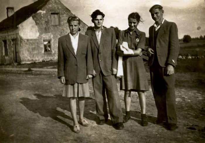 CECYLIA BORKOWSKA z domu POSTEK (druga po prawej), córka zamordowanych STANISŁAWA i JULIANNY POSTKÓW. Po wojnie dziewczyna została w Stoczku pod Węgrowem. Wyszła za mąż za KAROLA BORKOWSKIEGO (drugi z lewej).