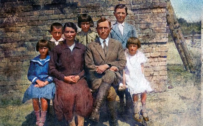 Zamordowany FRANCISZEK ANDRZEJCZYK (z prawej) razem z żoną Stanisławą Andrzejczyk (z lewej) i ich dziećmi.