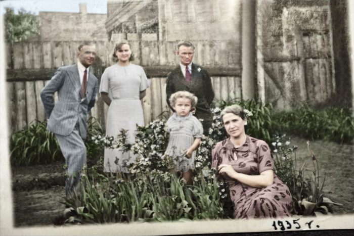 Zamordowana JADWIGA DŁUGOBORSKA (siedzi) w towarzystwie siostry Wandy Wujcik (druga od lewej) i jej męża Władysława Wujcika (trzeci od lewej), 1935 rok.