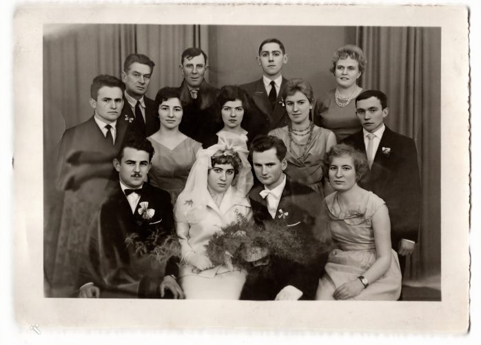 Zdjęcie ślubne TERESY GROCHOWSKIEJ, córki zamordowanych WŁADYSŁAWY i STANISŁAWA KRYSIEWICZÓW. W drugim rzędzie w środku jej siostra ALICJA WOJNA, w trzecim rzędzie drugi z prawej – jej brat HENRYK WOŁOSZYNOWICZ.