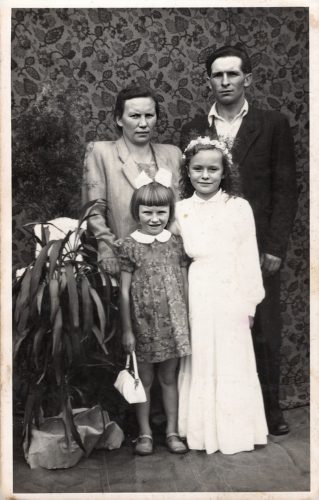 MARIANNA SZULICH z domu DMOCH, córka zamordowanych JÓZEFY i JÓZEFA DMOCHÓW, razem z mężem JANEM SZULICHEM oraz córka TERESĄ (w dniu jej Pierwszej Komunii Świętej) i HALINĄ, 1957 rok.
