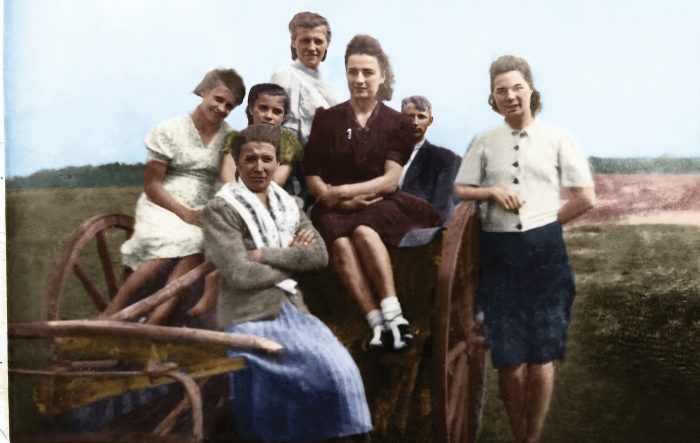 Zamordowana JULIANNA POSTEK (siedzi na wozie na pierwszym planie w białej chuście) oraz jej dzieci: Zofia Postek (siedzi pierwsza z lewej, ubrana w białą sukienkę), Marianna Postek (z tyłu w białej koszuli), i zamordowany HENRYK POSTEK (stoi z tyłu wozu).