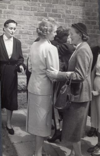ANNA RADWAŃSKA z domu RADZIEJOWSKA (w środku), córka zamordowanej LUCYNY RADZIEJOWSKIEJ, odbiera gratulacje z okazji ślubu od MARII PILECKIEJ (z prawej), wdowy po rotmistrzu WITOLDZIE PILECKIM, Ostrów Mazowiecka, 1954 rok.