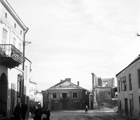 Zniszczone budynki przy skrzyżownaiu ulicy Mickiewicza (w czasie wojny: Dichterstrasse) i Berka Joselewicza ("An den zwei Pumpenstrasse"). Pod nimi znajdowało się wyjście z kryjówki. Fotografia wykonana około 1941 r.