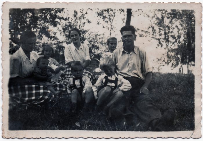 HELENA PRUCHNIEWICZ (w środku) i JADWIGA WĘDRYCHOWICZ (z lewej), córki zamordowanego JÓZEFA PRUCHNIEWICZA, razem z JANEM WĘDRYCHOWICZEM, mężem Jadwigi i ich dziećmi.