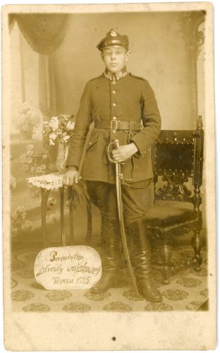 LEON KRASUSKI, mąż zamordowanej ZOFII KRASUSKIEJ, ojciec zamordowanego FELIKSA BOGUSŁAWA "BOGUSIA" KRASUSKIEGO, podczas służby wojskowej w Toruniu, 1925 rok.