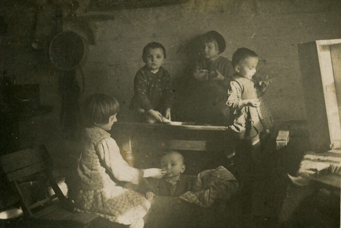 Dzieci Wiktorii i Józefa Ulmów. Od lewej: Stanisława, Antoni, z tyłu: Władysław, Barbara, Franciszek. Zdjęcie wykonał Józef Ulma.