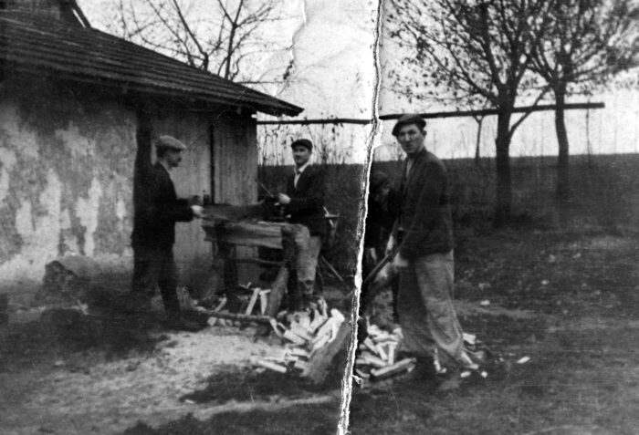 Synowie Saula "Szalla" Goldmana w czasie pracy przy domu Ulmów: Baruch, Mechel, Joachim i Mojżesz. Zdjęcie wykonał Józef Ulma / zbiory Jerzego Ulmy.