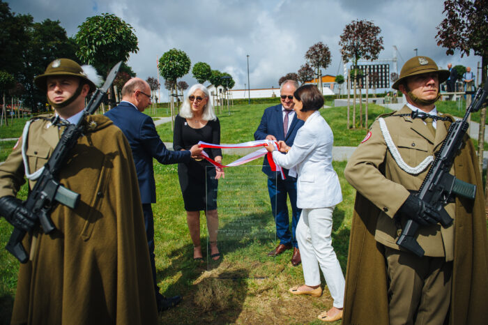 Odsłonięcie tablicy poświęconej "Zawołanym po imieniu" w Markowej 3 września 2023 roku. Aktu odsłonięcia dokonali krewni rodzin Ulmów i Goldmanów.
