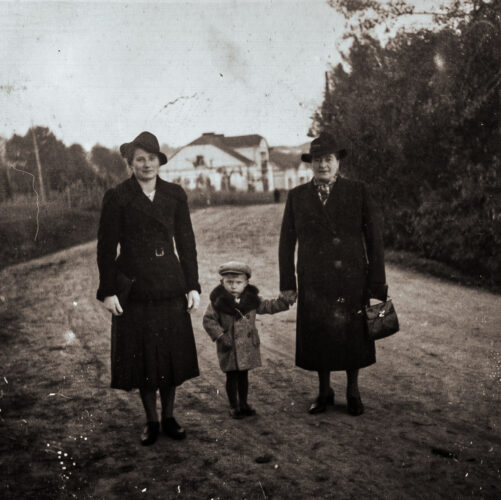 Eleonora Nikodemska (z domu Kubińska), jej syn – Andrzej (1937-1963) i Aniela Nizioł (z prawej). Zdjęcie wykonano przed domem Niziołów około 1940 r.