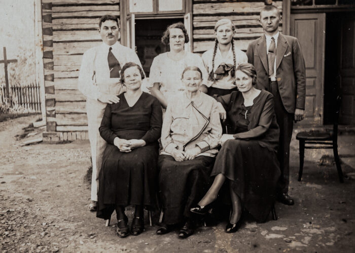 Rodzina Niziołów na podwórzu swojego domu przy Kraszewskiego 38 w Łańcucie około 1932 r. Od lewej stoją Michał Nizioł (1890-1966), jego siostra - prawdopodobnie Julia, Eleonora Kubińska (1918-1998) i jej brat – Gerard (1911-1987). Siedzą od lewej: Aniela Nizioł (1889-1942), NN (prawdopodobnie Bronisława, macocha rodzeństwa Niziołów), NN (prawdopodobnie Józefa Sołkiewicz, siostra Michała).