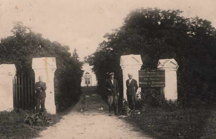 Brama wjazdowa do majątku Somianka. Drugi z lewej – prawdopodobnie Mieczysław Żemojtel. Okres okupacji.