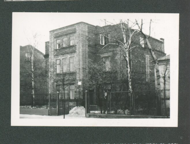 Żyrardów, Budynek Cechu Rzemiosł Różnych, podczas II wojny światowej siedziba niemieckiej żandarmerii. Fotografia z lat 70. Zbiory Muzeum Mazowsza Zachodniego w Żyrardowie.