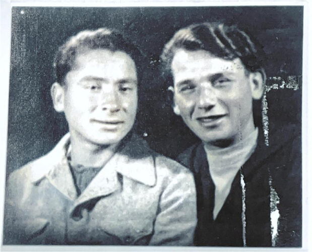 Chaim Lipszyc (po prawej) okres powojenny. Fotografia ze zbiorów rodziny Lipszyców.