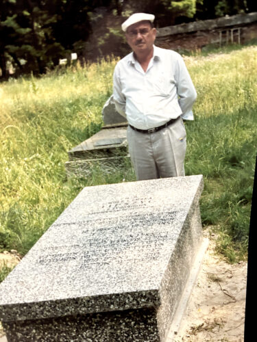 Chaim Lipszyc przy grobie Wolfa i Chany. Fotografia ze zbiorów rodziny Lipszyców.
