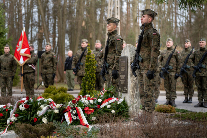 Upamiętnienie rodziny Siniarskich i Wolfów w Lutkówce