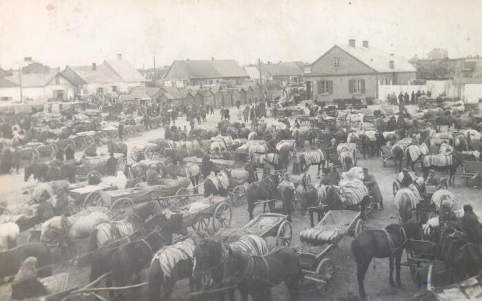 Rynek w Gniewoszowie, lata 30. XX w., fotografia z albumu rodzinnego Franciszka i Teofili Radomskich z Gniewoszowa