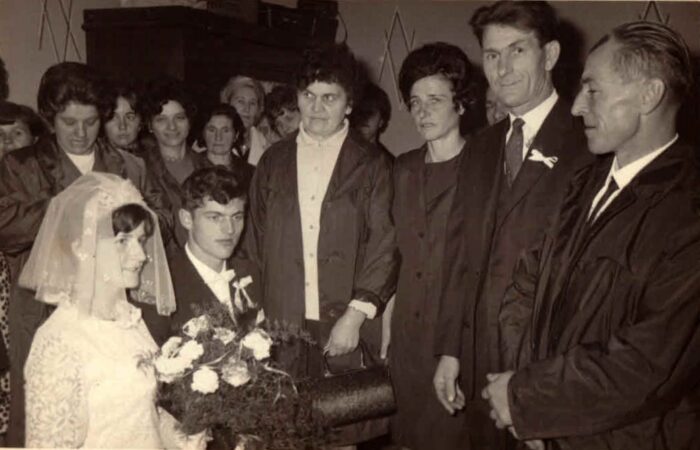 Ślub Genowefy z domu Sucheckiej z Janem Mendakiem. Na zdjęciu widoczne ponadto dwie inne córki Józefa Sucheckiego: Halina (druga od lewej, z opuszczoną głową) i Anna (czwarta od lewej, uśmiechnięta), archiwum rodziny Sucheckich